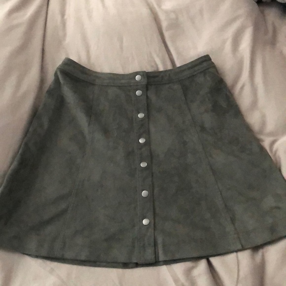 Abercrombie & Fitch mini skirt in olive green - Picture 1 of 3